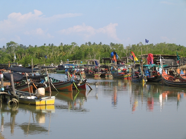 Vissersboten in de rivier bij Kota bahru
