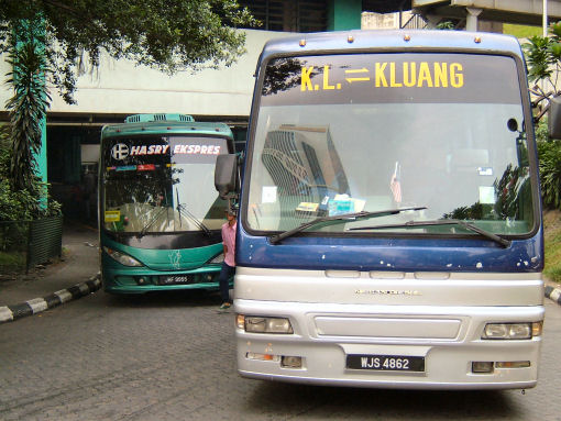 Bussen vertrekken van Puduraya. De voorste bus vertrekt naar het zuiden: Kluang.